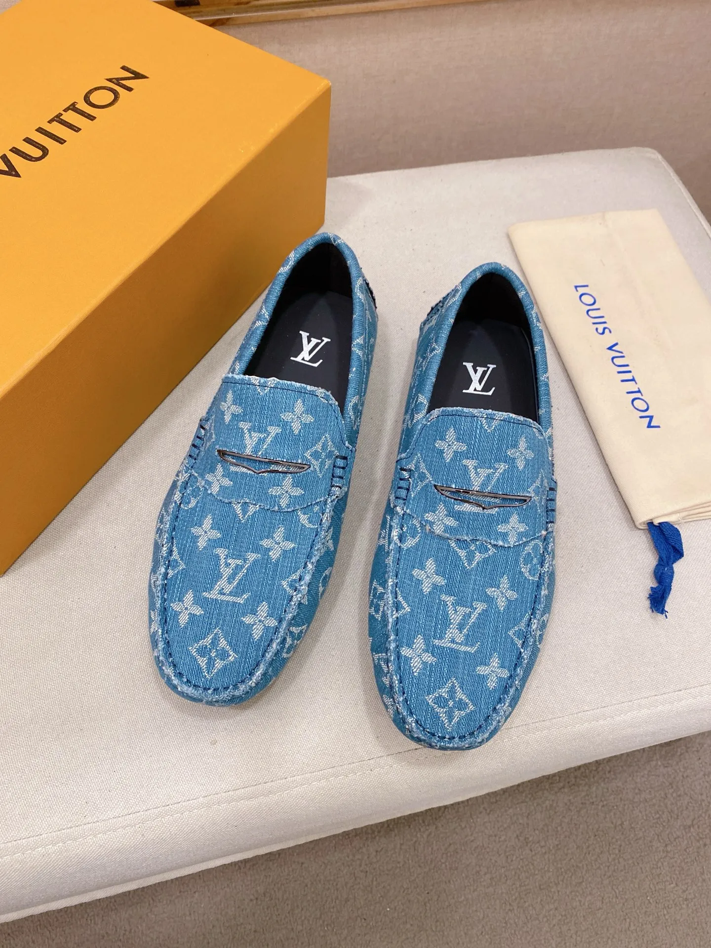 Factory price: 500💰High-end quality! LV 🆕🆕Exclusive hot-selling products in stock🔥🔥New products on the shelves, high-quality Ferragamo men's pea shoes, high-end casual driving shoes, with complete packaging! 💪 💪 Material: Imported official website one-to-one fabric 🐂 + Imported high-quality buffalo leather lining + wear-resistant outsole 👍🏻👍🏻 Features: High-end and comfortable, purely handmade 🚀 🚀 Create the perfect shoes that suit you best 🔥 🔥 Size: (38-44) 45 standard size can be customized!
